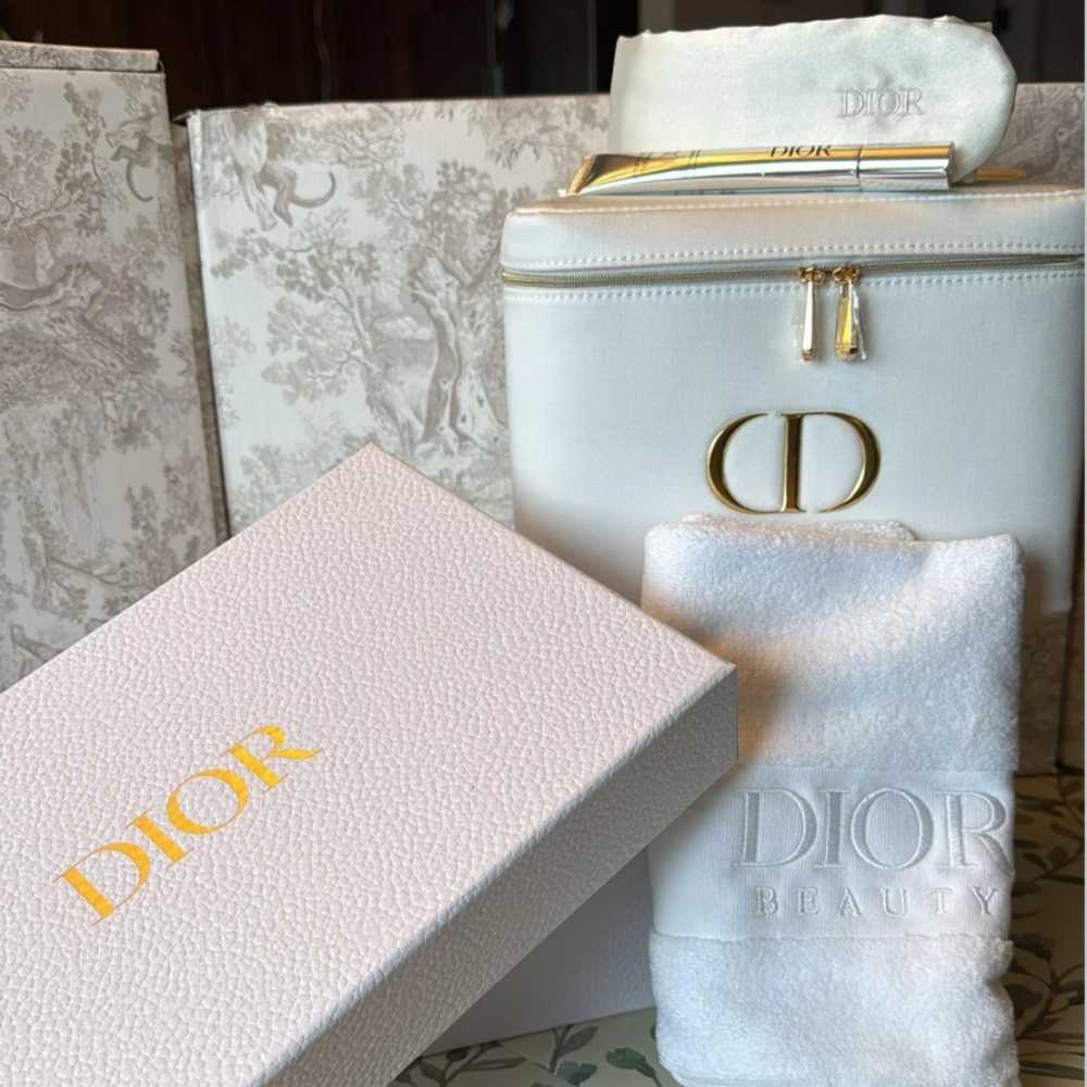 DIOR Platinum VIP Gift Set - Vanity Case + Towel + Hairband + Hyalushot NEW - Picture 7 of 7